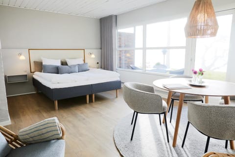 Bed, Photo of the whole room, Seating area, Dining area, Bedroom