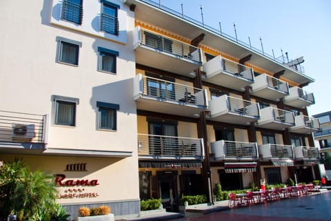 Patio, Restaurant/places to eat, Facade/entrance, Property logo or sign, Garden, Balcony/Terrace, Evening entertainment, Garden view, Street view