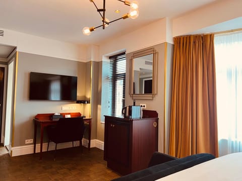 TV and multimedia, Photo of the whole room, Bedroom, hair dresser