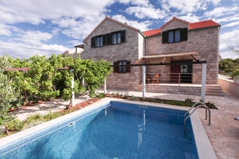 Property building, Garden, Swimming pool