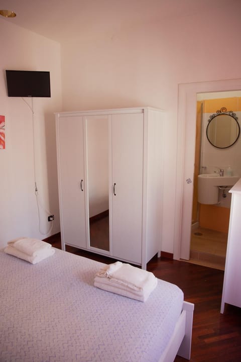 Bed, TV and multimedia, Bedroom