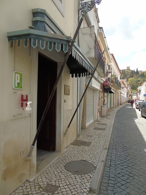 Facade/entrance, Day, Neighbourhood, Street view