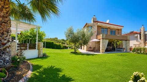 Property building, Garden, Balcony/Terrace, Seating area, Garden view