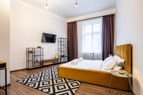 Bed, TV and multimedia, Photo of the whole room, Bedroom, towels