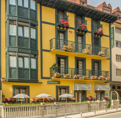 Facade/entrance, Balcony/Terrace, Lobby or reception, City view