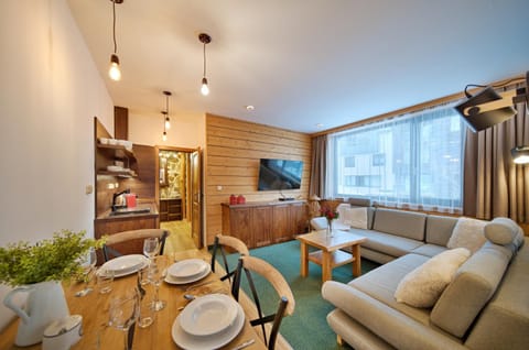 TV and multimedia, Kitchen or kitchenette, Living room, Seating area, Dining area
