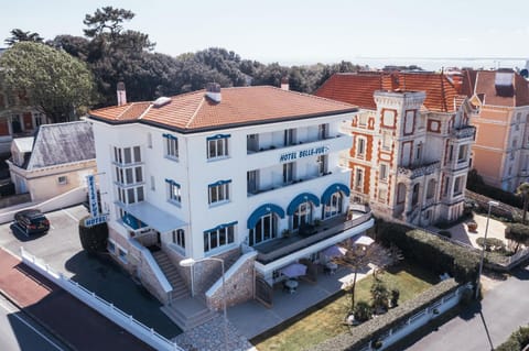 Property building, Neighbourhood, Garden, Sea view, Parking