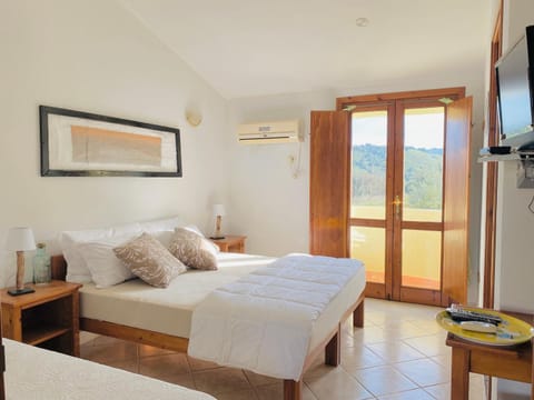 Bed, TV and multimedia, Photo of the whole room, Bedroom, air conditioner