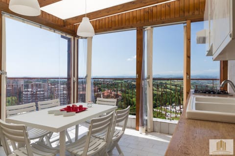 Balcony/Terrace, Kitchen or kitchenette, Dining area