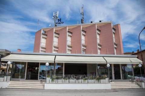 Facade/entrance