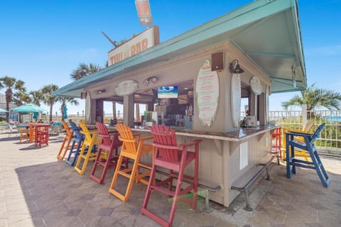 Restaurant/places to eat, Day, Natural landscape, View (from property/room), Food and drinks, Sea view, Area and facilities, Drinks, Alcoholic drinks, Non alcoholic drinks