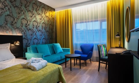 Bed, Photo of the whole room, Seating area