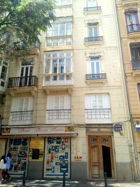Staff, Facade/entrance, People, Guests, group of guests, Family
