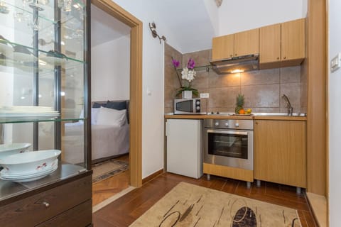 Kitchen or kitchenette, Photo of the whole room, Decorative detail, Bedroom