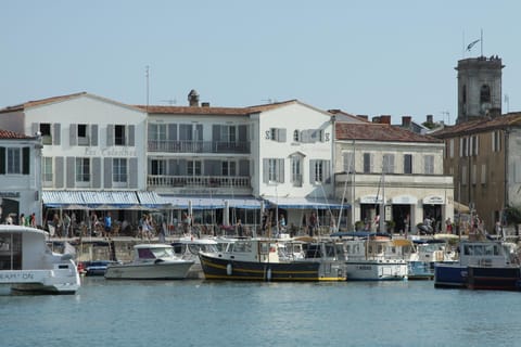 Property building, Patio, Staff, Restaurant/places to eat, Restaurant/places to eat, Facade/entrance, Spring, Day, Winter, Summer, Balcony/Terrace, Lounge or bar, Autumn, Sea view, Family