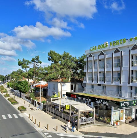 Property building, Restaurant/places to eat, Day, Garden, Balcony/Terrace, Balcony/Terrace
