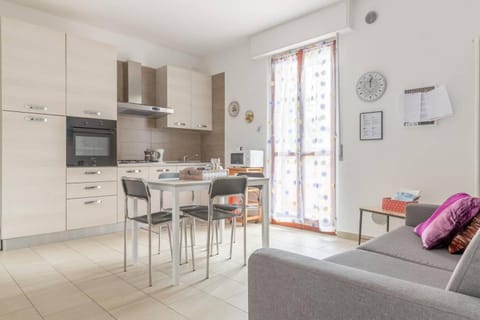 Coffee/tea facilities, Kitchen or kitchenette, Living room, Seating area, Dining area
