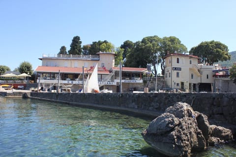 Neighbourhood, Beach