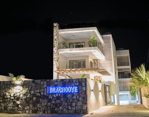 Facade/entrance, Night