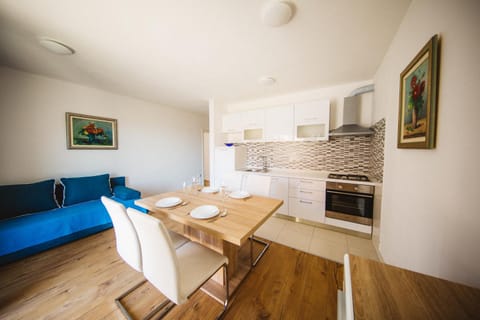 Kitchen or kitchenette, Living room, Seating area, Dining area, stove