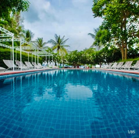 Property building, Restaurant/places to eat, Day, Pool view, Swimming pool, Breakfast, sunbed
