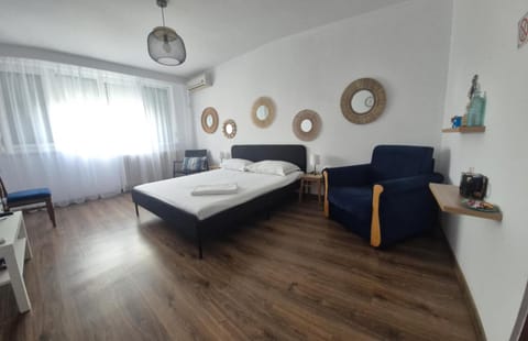 Bed, Living room, Photo of the whole room, Seating area, Bedroom