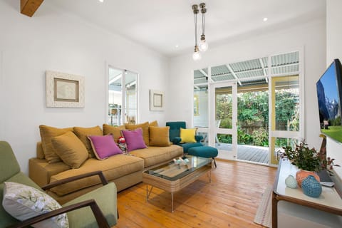 Property building, Communal lounge/ TV room, Game Room, Garden, Library, TV and multimedia, Balcony/Terrace, Balcony/Terrace, Living room, Photo of the whole room, Decorative detail, Decorative detail, Evening entertainment, On site, Garden view, Garden view, Entertainment