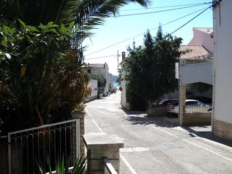 Sea view, Street view