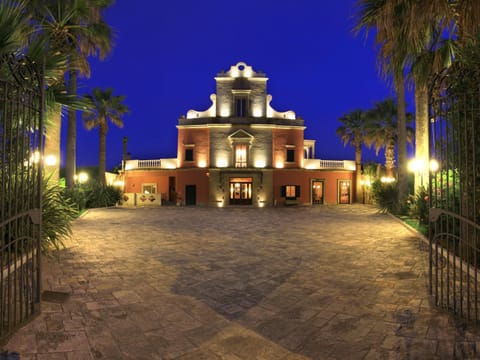 Property building, Nearby landmark, Facade/entrance, Night