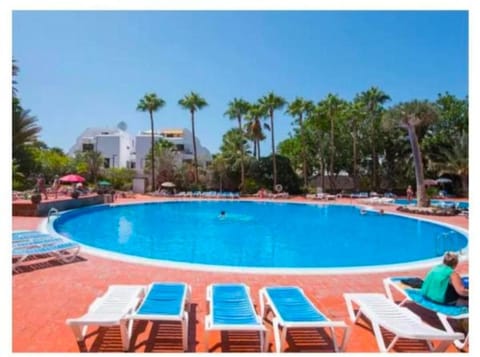 Swimming pool, sunbed