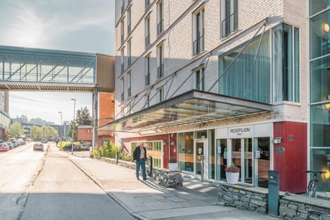 Facade/entrance