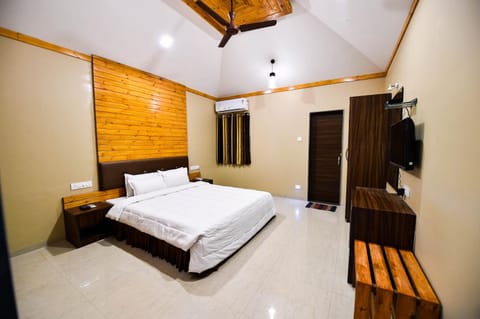 Bed, TV and multimedia, Photo of the whole room, Bedroom, wardrobe