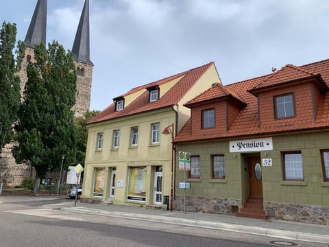 Nearby landmark, Facade/entrance