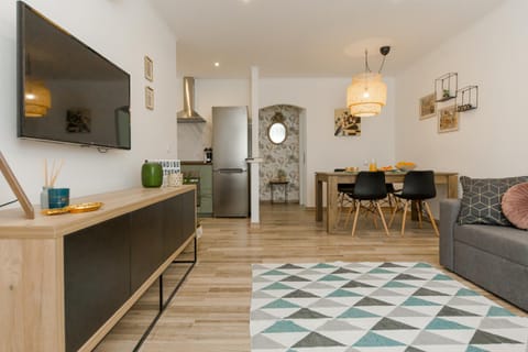 Living room, Seating area, Dining area