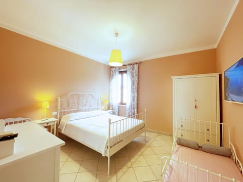 Bed, TV and multimedia, Bedroom, wardrobe