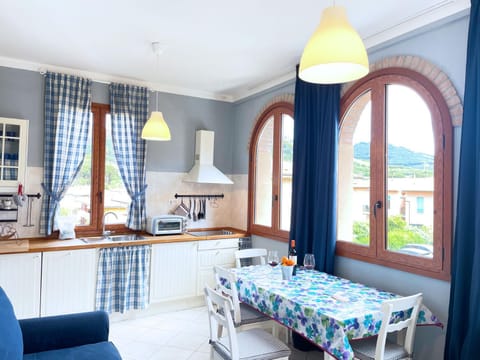 Kitchen or kitchenette, Living room, Seating area