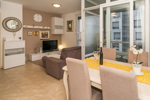 Living room, Seating area, Dining area