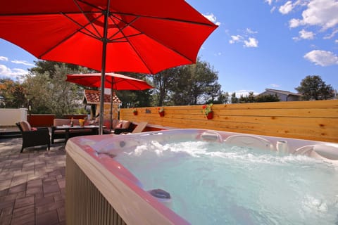 Shower, BBQ facilities, Garden, Balcony/Terrace, Seating area, On site, Area and facilities, Entertainment