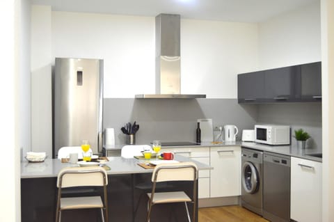 Coffee/tea facilities, Kitchen or kitchenette, Food and drinks, Dining area