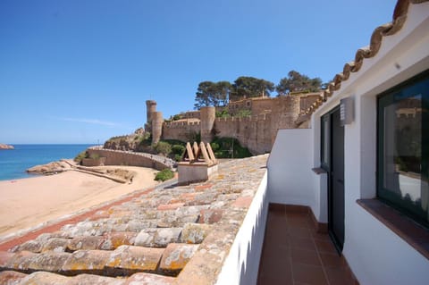 Facade/entrance, Balcony/Terrace, Landmark view