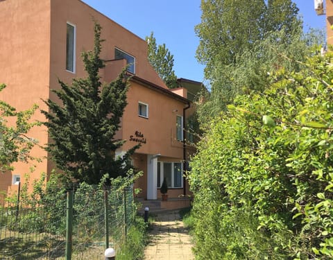 Property building, Facade/entrance, Garden, Garden view, Inner courtyard view