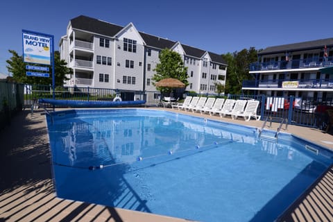 Property building, Day, Pool view, Swimming pool, sunbed