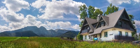 Property building, Day, Neighbourhood, Summer, Mountain view