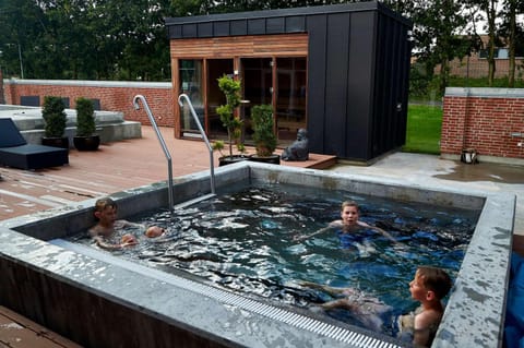 Day, People, Natural landscape, Hot Tub, Spa and wellness centre/facilities, Pool view, Swimming pool, group of guests