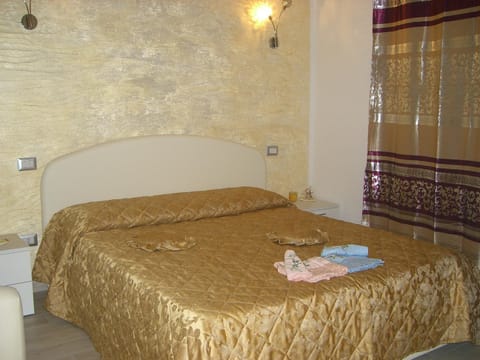 Bed, Photo of the whole room, towels