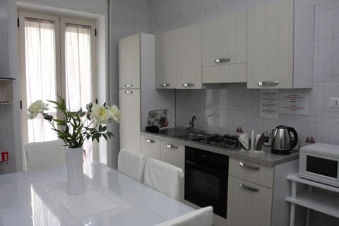 Coffee/tea facilities, Kitchen or kitchenette, stove