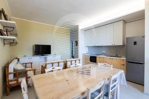 Communal lounge/ TV room, TV and multimedia, Kitchen or kitchenette, Living room, Dining area, dishwasher, oven, stove