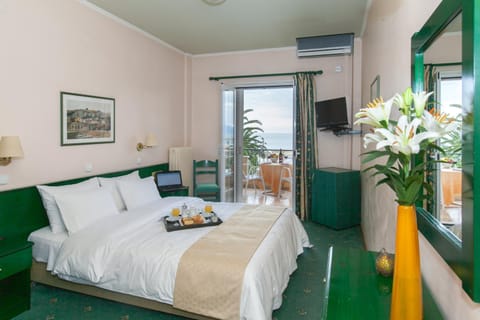 Photo of the whole room, Bedroom, Sea view