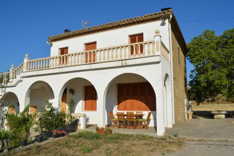 Facade/entrance, BBQ facilities, Garden view