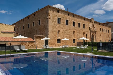 Swimming pool, sunbed